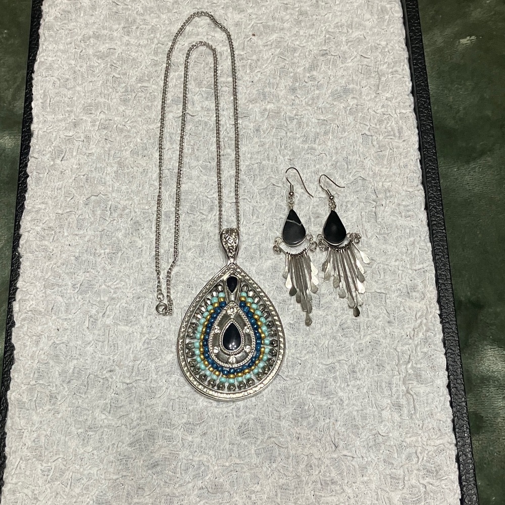 Tear drop necklace and earrings set
